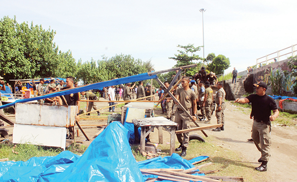 Lapak Dibongkar, PKL Muaro Lasak dan Pantai Cimpago Hadang Petugas 1 PENERTIBAN PKL— Petugas Satpol PP dan Dinas Pariwisata membongkar lapak-lapak permanen milik PKL di Pantai Muaro Lasak dan Cimpago. Sejumlah PKL sempat menolak dan menghadang petugas, Senin (30/1).