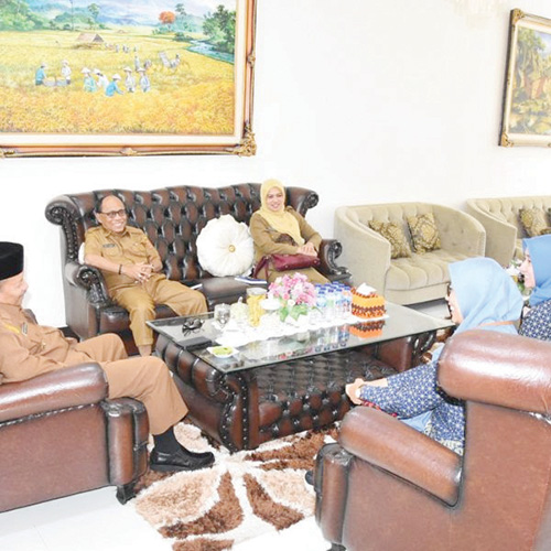 Bupati Agam Berharap BPJS Ringankan Beban jadi Solusi Kesehatan Masyarakat 1 AUDIENSI— Bupati Agam, Dr H Andri Warman MM beraudiensi dengan Kepala Badan Penyelenggara Jaminan Sosial (BPJS) Kesehatan Lubuk Basung, Yossi Susvita di Rumah Dinas Bupati Agam.