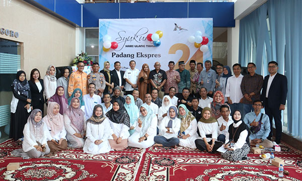 HUT ke 24 Padang Ekspres Konsisten Terbit meski Berdarah-darah 1 FOTO BERSAMA — Terlihat Dirut Padeks Nazir bersama karyawan, GM Posmetro Padang Syukron Putra, Pemred Posmetro Padang Reviandi dan sejumlah tamu undangan lainnya foto bersama usai acara syukuran HUT Padeks ke-24, Rabu (24/1).