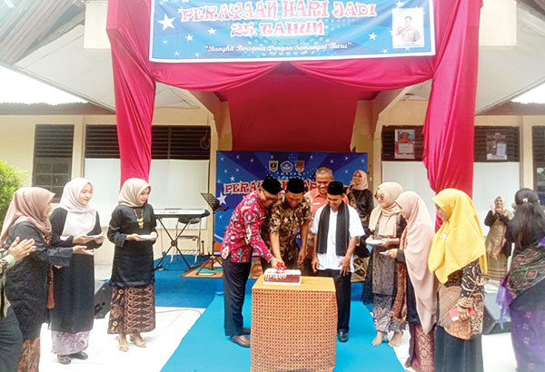 POTONG KUE— Kepala SLBN 2 Padang Sudirja, Kalaksa BPBD Sumbar Jumaidi, Kadinsos Sumbar Arry Yuswandi, Kabid Pembinaan SLB Disdik Suryanto, ikut hadir dalam peringatan HUT ke-25 SLBN 2 Padang di Padang Sarai, Kecamatan Koto Tangah, Kamis (26/1).