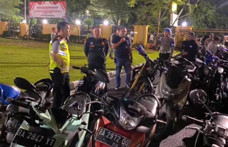 RAZIA KENDARAAN— Kapolresta Padang Kombes Pol Ferry Harahap langsung Memimpin Patroli Ketika Jajaran Polresta Padang mengamankan ratusan kendaraan yang memakai knalpot racing dan tidak memakai plat nomor.
