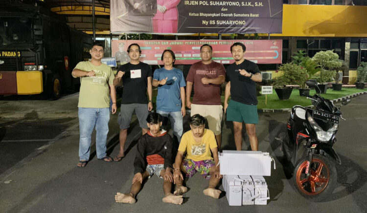 PENCURI AKI— Dua pelaku berinisial BAP (18) dan SA (18) ditangkap Tim Klewang Polresta Padang dengan barang bukti empat aki tower hasil curian.