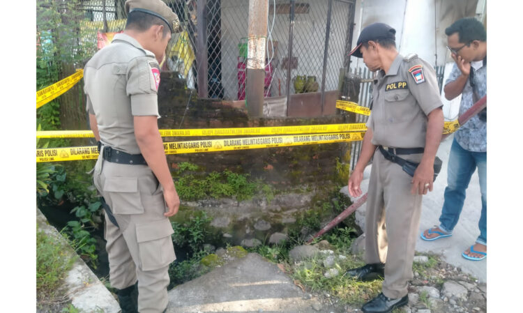 GARIS POLISI— Aparat memberi garis polisi di parit tempat keluarnya asap beraroma belerang di RT 04, RW 03, Kelurahan Tabing Banda Gadang (TBG), Kecamatan Nanggalo, Senin (30/1) pagi, untuk mencegah masyarakat mendekat ke lokasi kejadian.