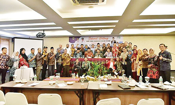 Sosialisasi Penyesuaian Tarif PDAM Padangpariaman, Bupati Suhatri Bur lakukan Subsidi Silang untuk Penyesuaian Tarif 1 Bupati Suhatri Bur bersama jajaran PDAM dan peserta sosialisasi penyesuaian tarif PDAM.