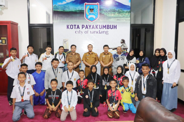 FOTO BERSAMA— Pj.Wali Kota Payakumbuh Rida Ananda foto bersama dengan para atlet silat yang sukses meraih prestasi dalam Pencak Silat Riau Nasional Championship 1 tahun 2023 yang diselenggarakan di Kota Pekanbaru.