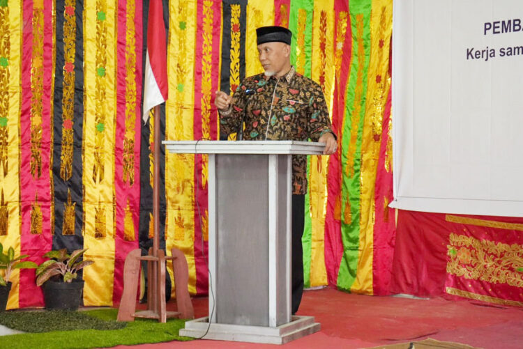 SAMBUTAN—Gubnerur Sumbar Mahyeldi saat memberikan sambutan membahas jaringan irigasi Banda Laweh, Nagari Sirukam, Kecamatan Payung Sekaki, Kabupaten Solok.