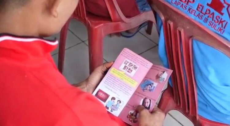 Agenda Rutin Lapas Suliki, Screening Kesehatan dan Penyuluhan 1 SCREENING—Seorang napi melihat buku screeningnya.