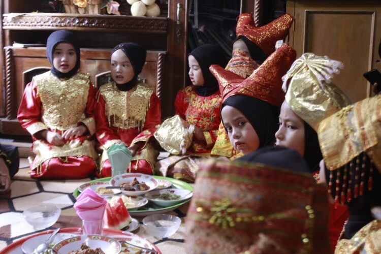 Ajarkan Budaya Minangkabau, TK Darul Falah Gelar Makan Bajamba 1 MAKAN BAJAMBA—Santri Taman Kanak-Kanak Islam Darul Falah gelar kegiatan Makan Bajamba di Rumah Gadang Datuak Lelo Anso, Kelurahan Ganting, Kecamatan Padang Panjang Timur (PPT).