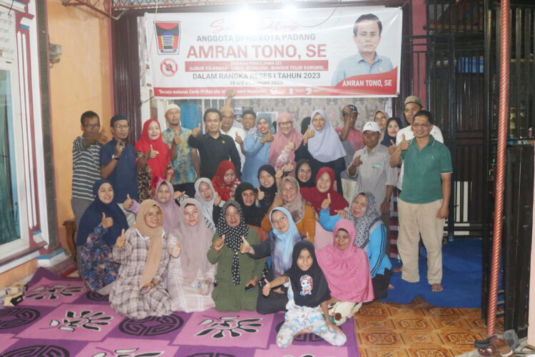 JEMPUT ASPIRASI—Amran Tono SE, Anggoota DPRD Kota Padang melakukan reses 1 tahun 2023 dari tanggal 16 -21 Januari 2023 di rumah warga, menjemput aspirasi.