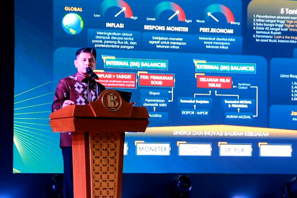 PAPARKAN— Kepala BI Sumbar, Wahyu Purnama A saat memaparkan Outlook Perekonomian Sumatera Barat Tahun 2023.