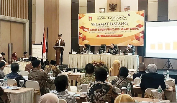 RAPAT UMUM— Wali Kota Bukittinggi, Erman Safar memberikan arahannya dalam rapat umum pemegan saham PT. BPRS Jam Gadang, Kamis (26/1).