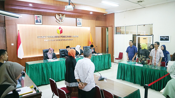 Sidang Dugaan Pelanggaran Administrasi, Bawaslu Putuskan KPU Terbukti Lakukan Pelanggaran 1 SIDANG PUTUSAN— Sidang keputusan oleh Bawaslu Sumbar kepada pihak pelapor dengan register 003, yang dihadiri oleh ketua KPU Sumbar Yanuk Sri Mulyani beserta anggota KPU lainnya, Jumat (27/1).
