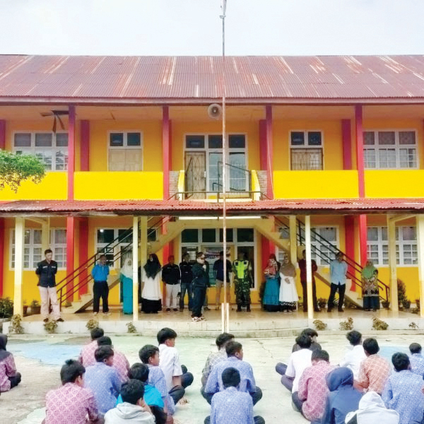 KUNJUNGAN— Camat Matur Subchan mengatakan, generasi muda saat ini harus dirangkul dalam membentuk perilaku lebih baik ke depan. Hal tersebut diungkapkannya saat berkunjung ke SMPN 3 Matur, Rabu (18/1).