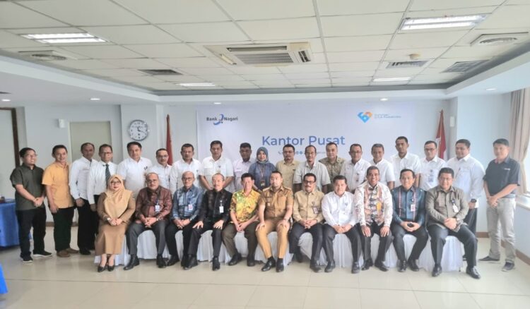 Kinerja Baik 2022, Bank Nagari Raih Laba Rp481,18 Miliar,M Irsyad: Kuasai Pasar Perbankan Sumbar 1 Foto bersama— Wagub Sumbar Audy Joinaldy bersama Dirut Bank Nagari Muhamad Irsyad, jajaran direksi,
komisaris, Ketua PWI Sumbar, dan pimpinan media di Sumbar, kemarin.