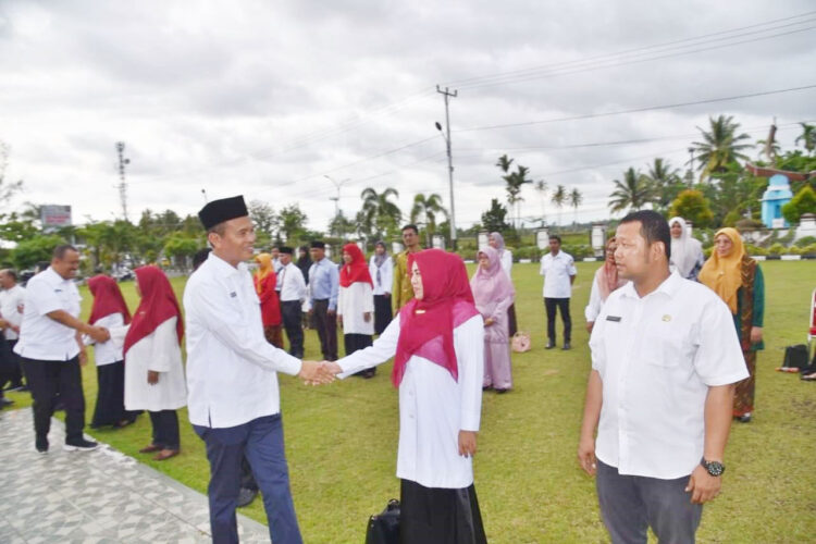 Berkerja secara Profesional, Tingkatkan Kinerja Pejabat Fungsional 1 SALAM—Wako Genius Umar salami pejabat yang dilantik.