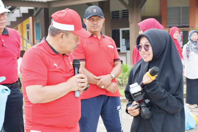 BERI REWARD— Bupati Agam, Dr H Andri Warman beri reward khusus bagi pelajar berprestasi di SMKN 1 Ampek Angkek.