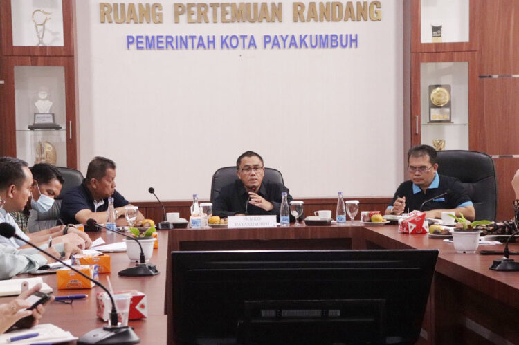 Bulog Sebut Stok Besar Cukup Sampai Ramadhan dan Idul Fitri 1 PIMPIN—Pj. Wali Kota Payakumbuh Rida Anada pimpin rapat pengendalian inflasi dan menjelaskan bahwa stok beras pada Ramadhan hingga Idul Fitri aman.