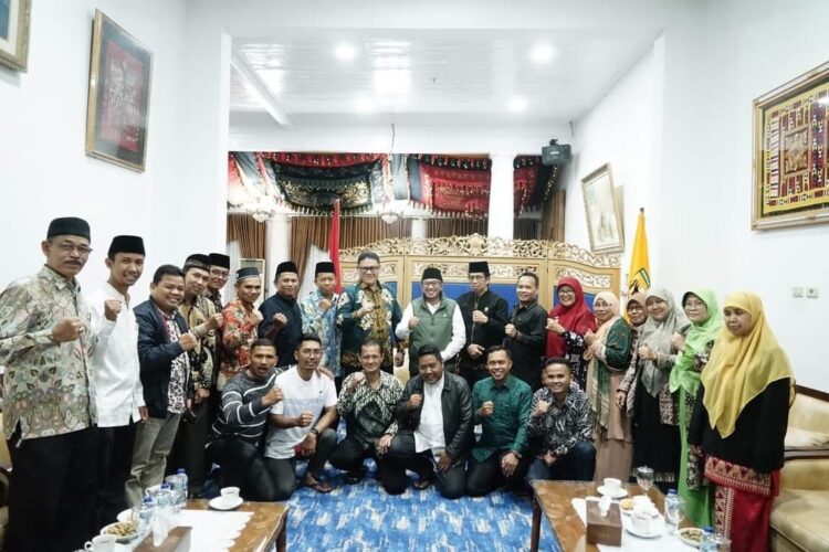 SILATURAHMI— Bupati Eka Putra foto bersama dengan pengurus Pabasko.