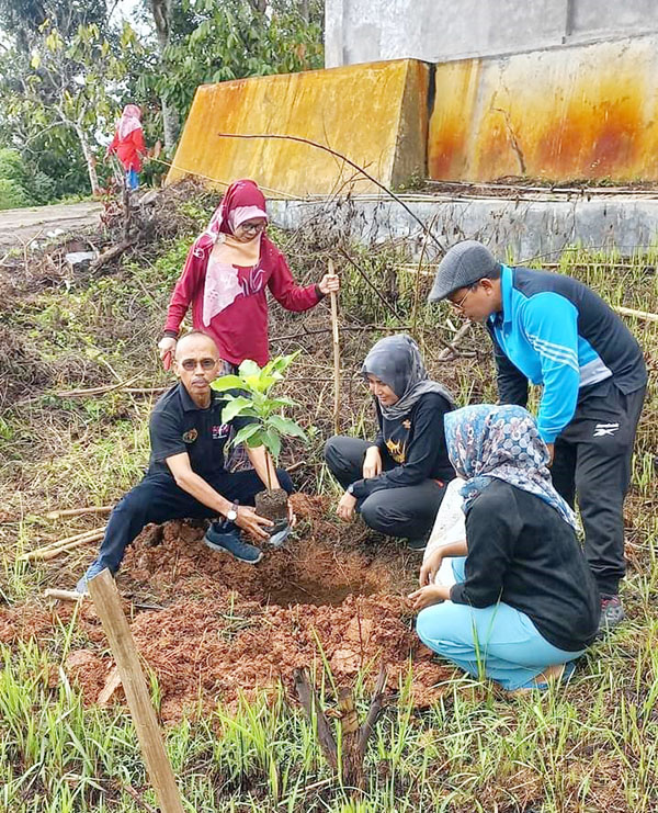 Camat Subandi Arpan Goro Bersama Warga 1 TANAM POHON— Camat Subandi Arpan menanam pohon di lahan tidur, Jumat (27/1).