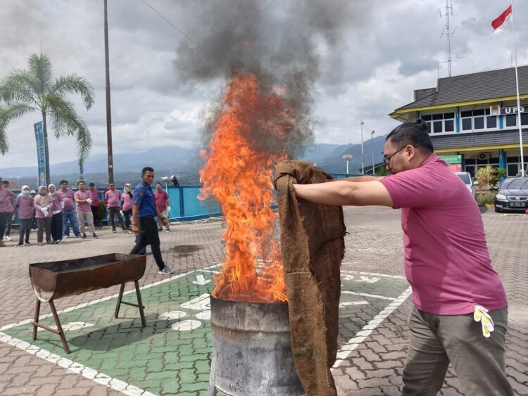 Karyawan PT PLN dapat Pembekalan, Damkar Berikan Pemahaman Penanggulangan Kebakaran di Kota Solok 1 PADAMKAN API— Petugas Damkar Kota Solok sedang memberikan contoh memadamkan api dihadapan karyawan PLN.