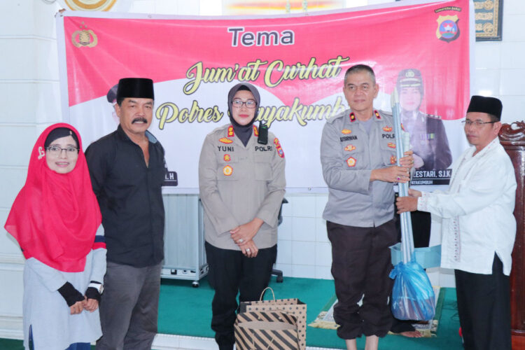 Datangi Masjid, Kapolres Payakumbuh Serap Aspirasi Masyarakat 1 SERAHKAN BINGKISAN— Kapolres Payakumbuh AKBP Wahyuni Sri Lestari, S.I.K.M.H bersama Waka Polres menyerahkan bingkisan kepada pengurus masjid saat kegiatan ”Jumat Curhat”, kemarin.