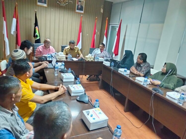 TEMUI WAGUB—Warga yang rumah dan tanahnya terkena rencana trase jalan tol Payakumbuh-Pangkalan, melakukan pertemuan dengan Wagub Sumbar Audy Joinaldy.
