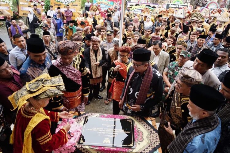 Pola Fikir dan Pola Kerja Baru, Eka Putra: Kantor Baru harus Diisi dengan Semangat 1 PERESMIAN KANTOR BARU—Bupati Eka Putra resmikan pemakaian Kantor Wali Nagari Padang Laweh Malalo.