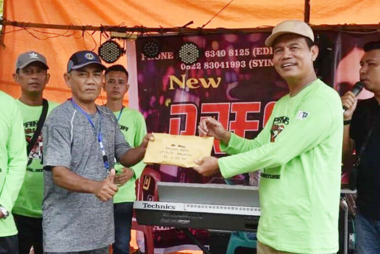 BAGIKAN—Wali Kota Genius Umar  bagikan hadiah pemenang lomba rider.