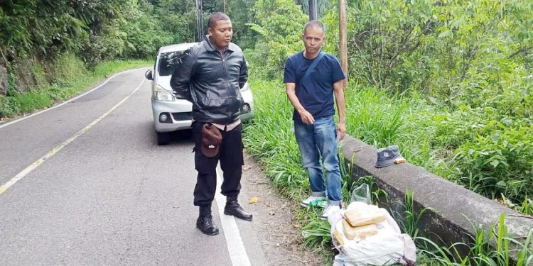 Penyelundupan 50 Kg Ganja Digagalkan BNN di Agam, Dibuang di Pinggir Jalan saat Pengejaran, Pelaku Tinggalkan Mobil dan Berhasil Kabur 1 AMANKAN GANJA— Tim BNNP Sumbar bersama personel Polresta Bukittinggi mengamankan satu karung ganja yang dibuang oleh kurir saat pengejaran di daerah Palupuh, Agam. Sementara, pelaku berhasil melarikan diri.