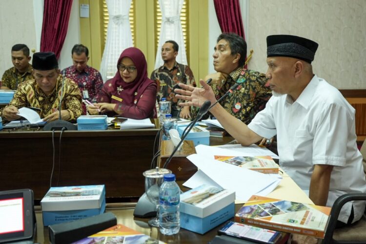 ARAHAN—Gubernur Mahyeldi memberikan arahan dalam rapat sinkronisasi alokasi CSR Perbankan.