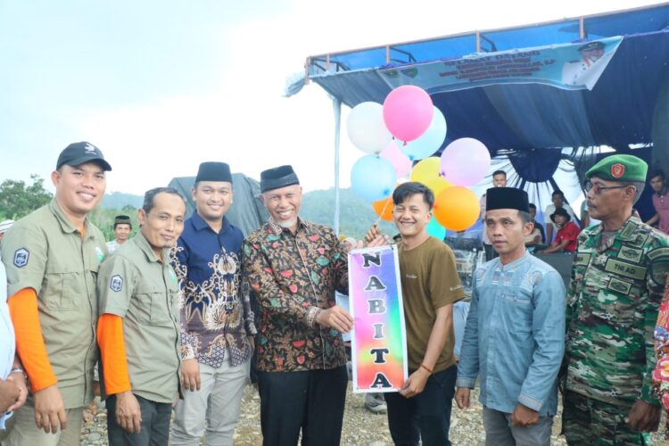 PEMBANGUNAN TANGGUL BANJIR— Gubernur Sumatera Barat, Mahyeldi Ansharullah meninjau proyek pembangunan tanggul banjir Batang Tapan  Minggu (22/1), foto bersama dengan pengurus Pokdarwis NABITA.   .