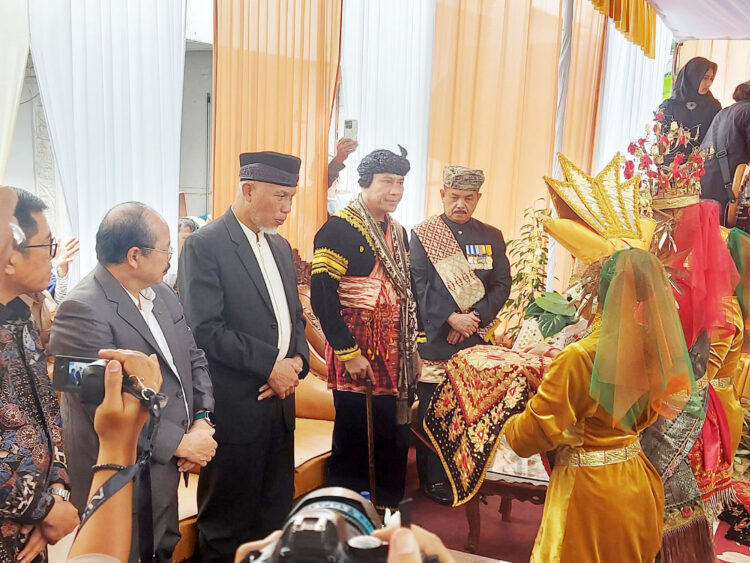 PELEWAAN— Gubernur Sumbar Mahyeldi, Ketua LKAAM Sumbar Dr Fauzi Bahar bersama Kolonel Laut (P) Ade Prasetia.