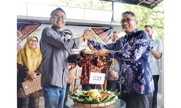 PERESMIAN SEKRETARIAT—  Ketua IJTI Pengda Sumbar Defri Mulyadi bersama Wali Kota Padang Hendri Septa saat Peresmian Sekretariat Baru IJTI Pengda Sumbar di Jalan Juanda Nomor 15, Kelurahan Rimbo Kaluang, Kecamatan Padang Barat, Sabtu (28/1) pagi.