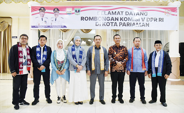 Kunjungan Kerja Spesifik ke Kota Pariaman, Komisi V DPR RI Tinjau Pembangunan Sarana Prasarana Infrastruktur dan Transportasi 1 Walikota Genius Umar menyambut kedatangan rombongan Komisi V DPR RI.