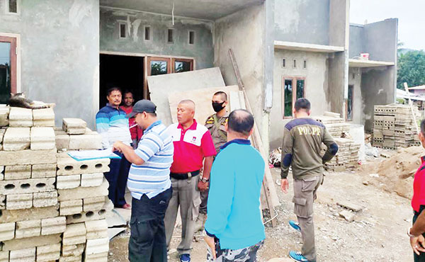 Tak Ada IMB, Pemilik Bangunan Ditegur di Kota Padang 1 SURAT TEGURAN— Petugas Satpol PP memberikan surat teguran kepada pemilik bangunan yang tidak memiliki IMB di kawasan Lubukkilangan, Rabu (25/1).