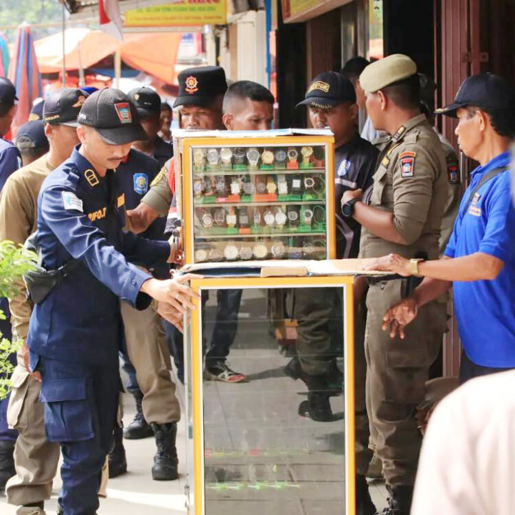 PKL Pasar Raya Barat Diminta Patuhi Aturan 1 PENERTIBAN PKL— Satpol PP bersama Disdag, Dishub dan Polri kembali melakukan penertiban terhadap sejumlah Pedagang Kaki Lima (PKL) di kawasan Pasar Raya Padang yang berdagang menggunakan badan jalan, Jumat (20/1).