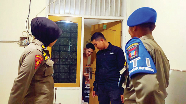 RAZIA KOS-KOSAN— Petugas Satpol PP Kota Padang melakukan razia sejumlah kos-kosan dan penginapan di kawasan Andalas, Aur Duri dan indekos di jalan Gurun Laweh serta Belakang Olo, Kamis (19/1) malam.