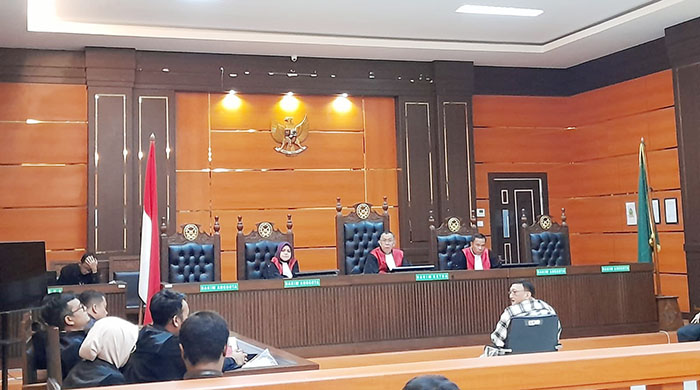Jadi Saksi Sidang Dugaan Korupsi PDAM Tirta Langkisau, Majelis Hakim Pertanyakan Aliran Uang Kampanye Hendra dan Istri 1 SAKSI SIDANG— Mantan Bupati Pessel Hendra Joni diambil sumpah dan menjadi saksi sidang dugaan korupsi PDAM Tirta Langkisau, Rabu (25/1) di Pengadilan Negeri Kelas 1A Padang.
