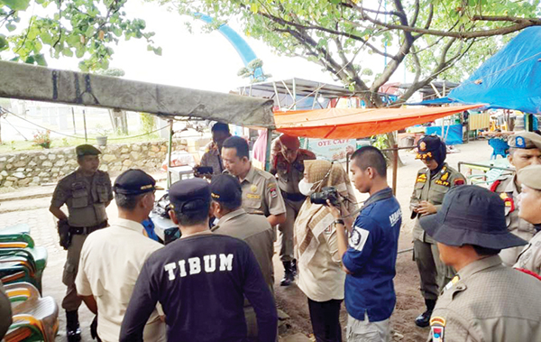 PKL Pantai Muaro Lasak Diberi SE Berjualan, Waktu Berjualan Dimulai Pukul 16.00 sampai 24.00 WIB 1 BERIKAN SURAT EDARAN— Petugas Satpol PP mendatangi PKL Pantai Muaro Lasak, kemarin untuk memberikan surat edaran terkait waktu, lokasi dan tempat yang diperbolehkan bagi pedagang berjualan.