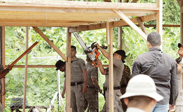Peringatan tak Direspon, Berdiri di Atas Fasum, Bangli di Parupuk tabing Dibongkar 1 DIBONGKAR— Bangli di Perupuk Tabing, akhirnya dibongkar Satpol PP Kota Padang, Kamis (26/1) siang. Sebelumnya, pemilik bangunan telah diberi pendekatan secara humanis agar koperatif dan membongkar bangunannya sendiri, namun tak ada itikad baik dari yang bersangkutan.