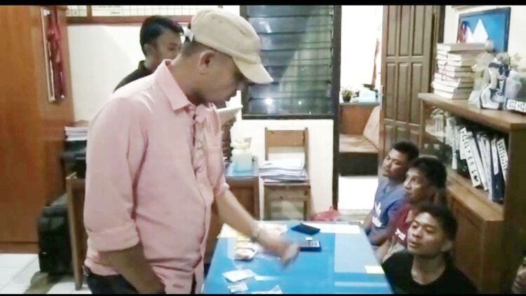 INTEROGASI— Kasatresnarkoba Polres Tanahdatar, AKP Desneri saat menginterogasi ketiga pengedar sabu yang ditangkap.