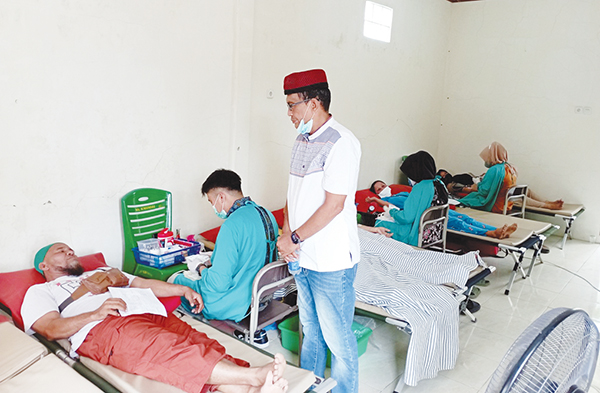 Komunitas Peduli Sungai Saiyo Alanglaweh Gelar Donor Darah 1 DONOR DARAH— Ketua Komunitas Peduli Sungai (KPS) Saiyo Alanglaweh St. Jacky Brilliantika melihat antusias warga yang melakukan aksi donor darah, Kamis (26/1).