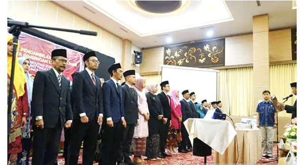 72 Anggota PPS Bukittinggi Dilantik, Jalin Sinergitas dengan Seluruh Pemangku Kepentingan 1 PELANTIKAN ANGGOTA PPS— Ketua KPU Kota Bukittinggi, Heldo Aura melantik 72 anggota Panitia Pemungutan Suara (PPS), Selasa (24/1) di Hotel Grand Royal Denai.