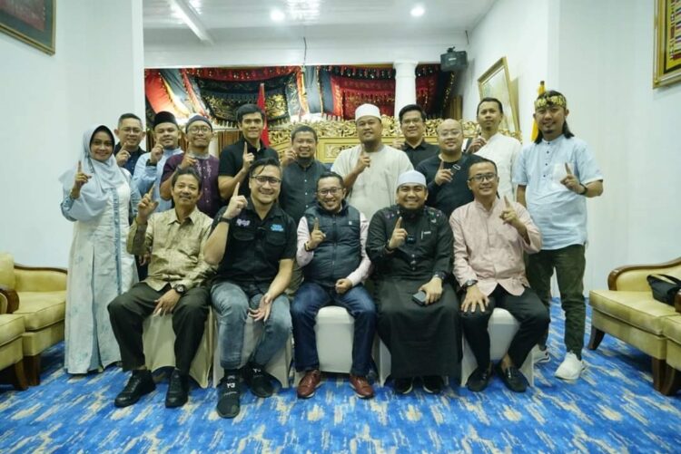 FOTO BERSAMA—Bupati Eka Putra foto bersama peserta Tour Wisata Event Hijrah Fest di Indojolito.