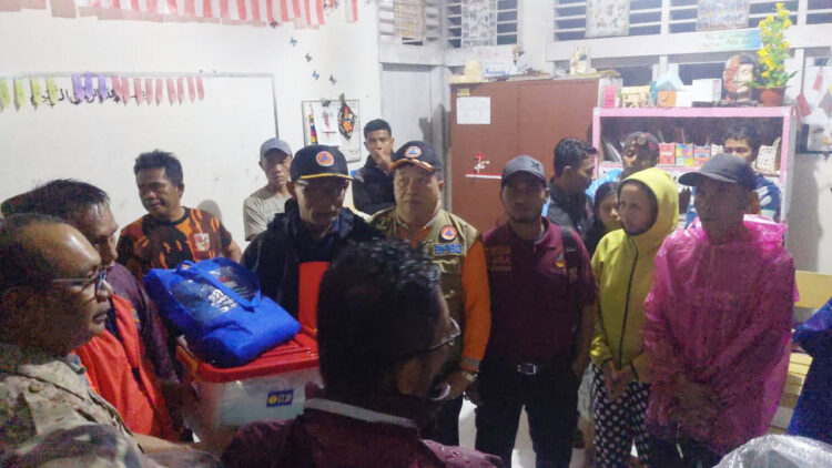 MENINJAU KORBAN BANJIR— 
Kalaksa BPBD Sumbar, Jumaidi meninjau korban banjir bandang di Batu Busuak, Senin malam (23/1).