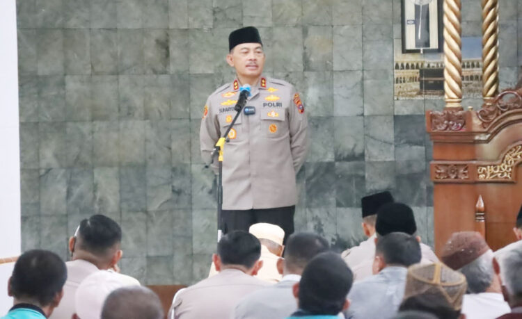 DIALOG— Kapolda Sumbar Irjen Pol Suharyono saat berdialog dengan jemaah di Masjid Raya Koto Tangah.