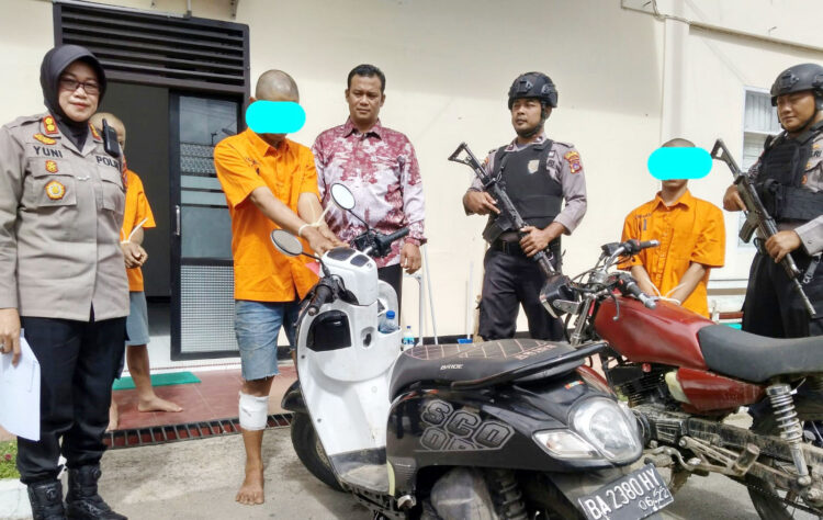 Spesialis Pencuri Kotak Amal Masjid Ditembak di Kota Payakumbuh, Dibantu Teman, Beraksi 20 TKP, Hasilnya Dipakai Berfoya-foya 1 PERLIHATKAN BUKTI— Kapolres Payakumbuh AKBP Wahyuni memperlihatkan barang bukti kedua pelaku spesialis pencuri kotak amal masjid yang sudah beraksi di 20 TKP.