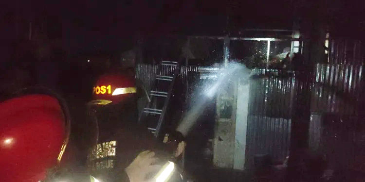 Pesantren Nyaris jadi Arang di Kota Padang 1 KEBAKARAN— Petugas Damkar melakukan penyemprotan air untuk memadamkan api yang membakar Pesantren Darul Huffazh di Kuranji, Kota Padang.