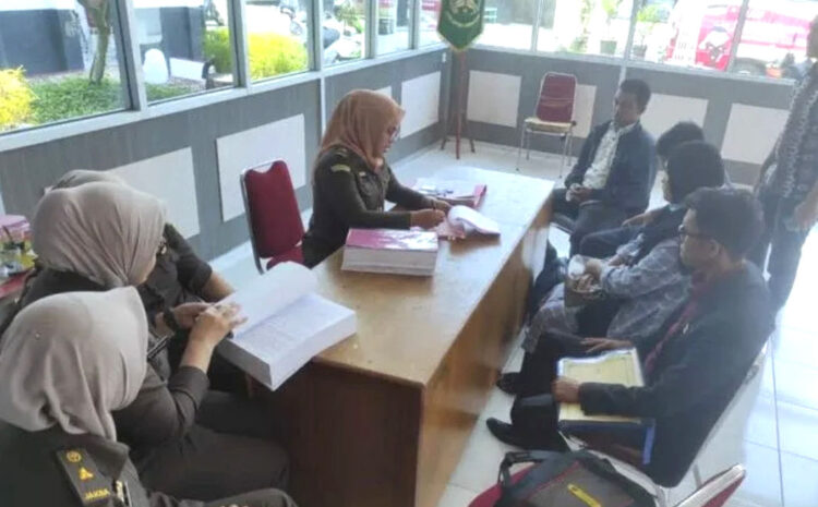 DIPERIKSA— Tiga tersangka dugaan kasus investasi bodong saat diperiksa di Kejari Kota Bukittinggi untuk dilakukan penahanan.