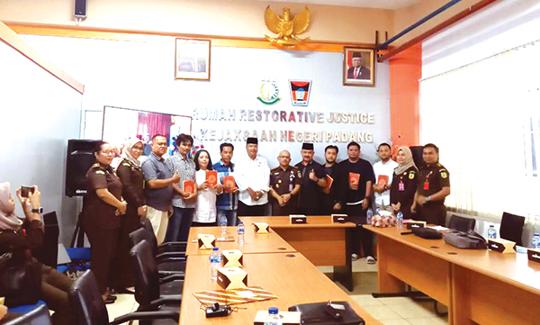 Kejari Padang Hentikan Kasus Penganiayaan Lewat Restorative Justice 1 PERDAMAIAN— Usai melakukan Restorative Justice (RJ), Kajari Padang Mhd Fatria, Kasi Pidana Umum, dan jajarannya, Ketua LKAAM Sumbar Fauzi Bahar Datuk Nan Sati, dan kedua belah pihak yang bersengketa foto bersama, Kamis 26/1